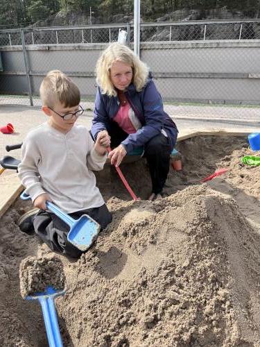 Vulkaner med lava i sandkassen